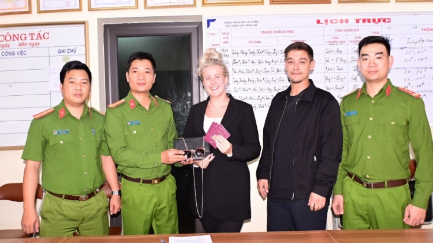 Foreigners receive lost property in Hai Phong